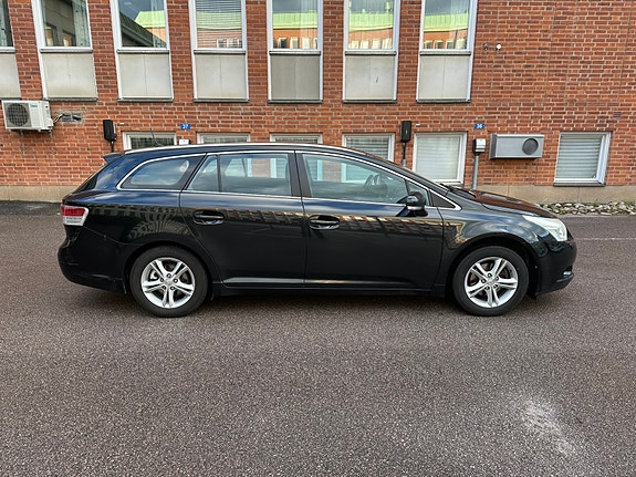 Toyota Avensis 2 of 5
