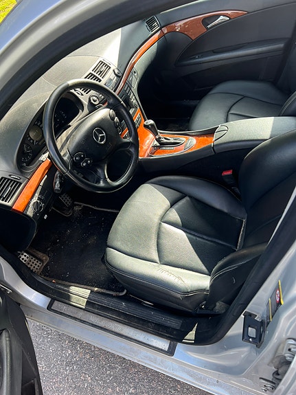 Mercedes-Benz E220 2 of 3