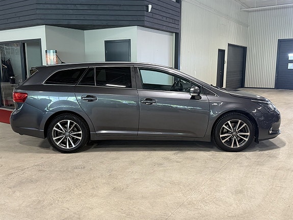 Toyota Avensis 3 of 5