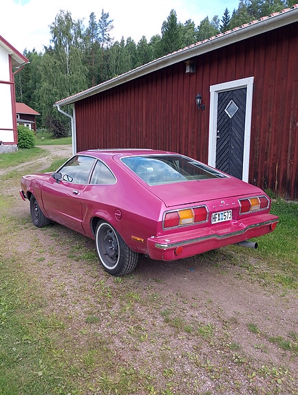 Ford Mustang 2 of 5
