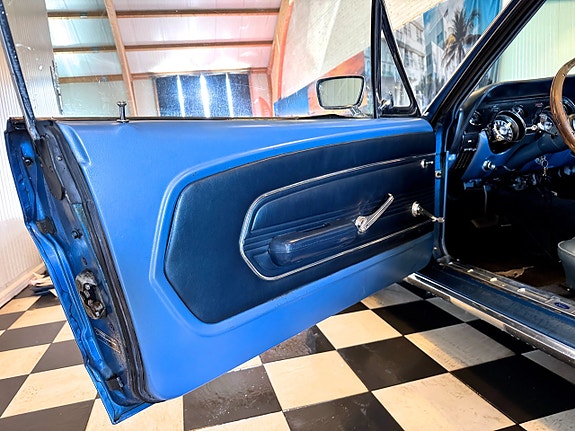 Ford Mustang 18 of 22