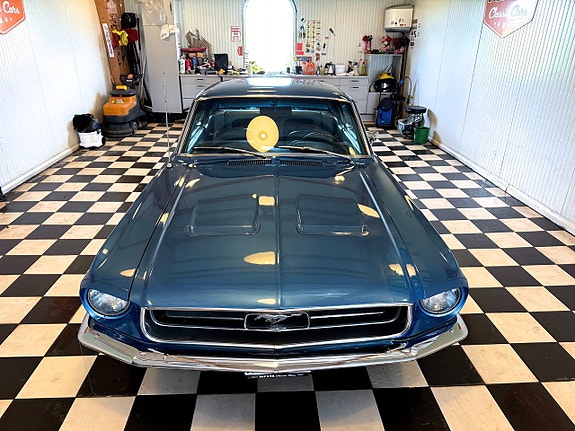Ford Mustang 4 of 5