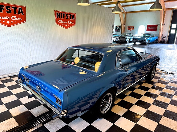 Ford Mustang 8 of 22
