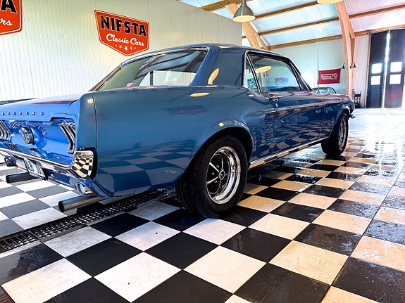 Ford Mustang 10 of 22