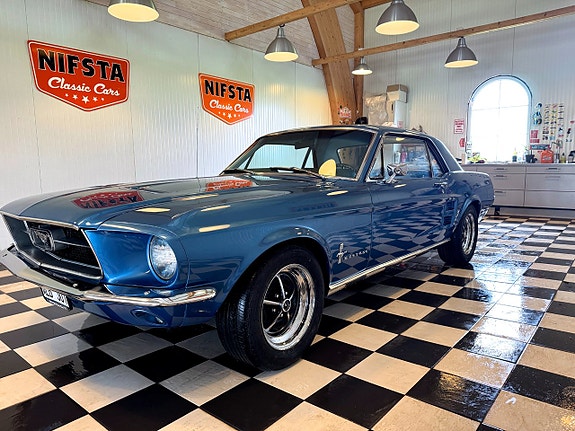 Ford Mustang 3 of 5
