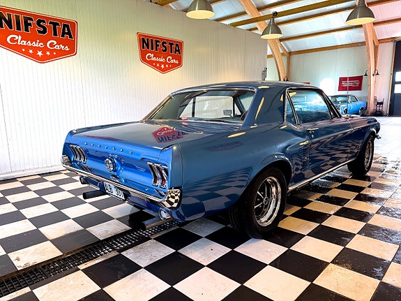 Ford Mustang 9 of 22