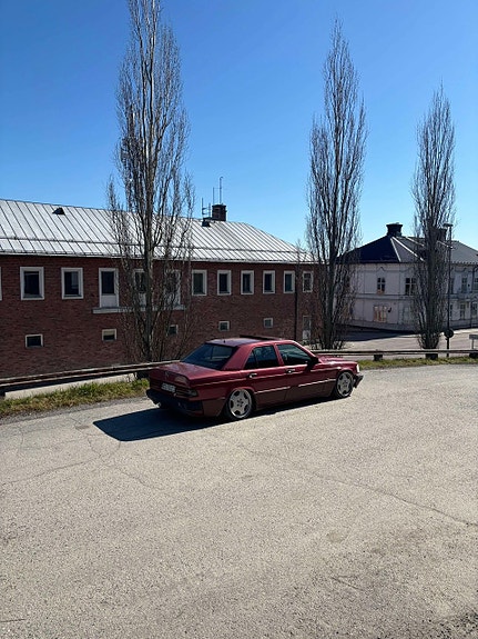 Mercedes-Benz 190 2 of 5
