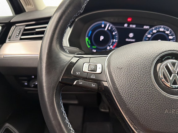 Volkswagen Passat 13 of 30
