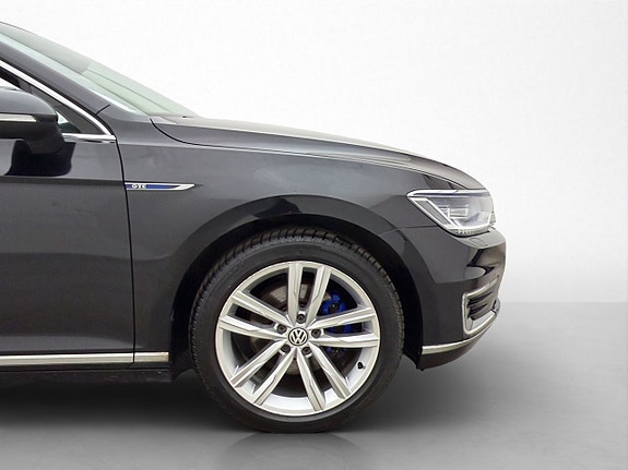 Volkswagen Passat 30 of 30