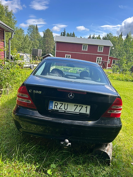 Mercedes-Benz C180 2 of 5