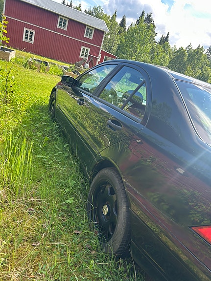 Mercedes-Benz C180 3 of 5