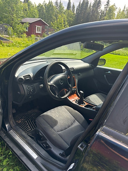 Mercedes-Benz C180 4 of 5