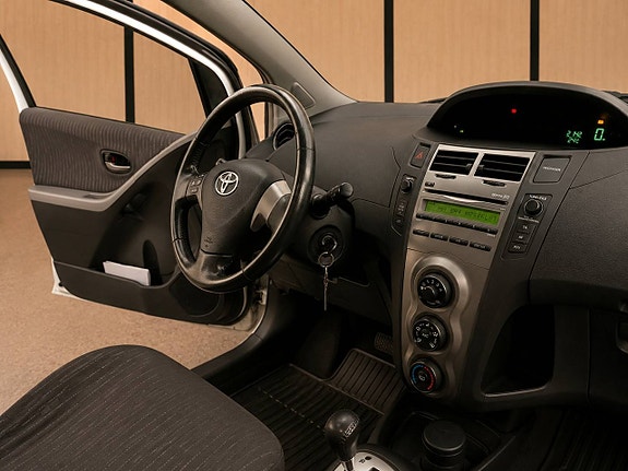 Toyota Yaris 9 of 11