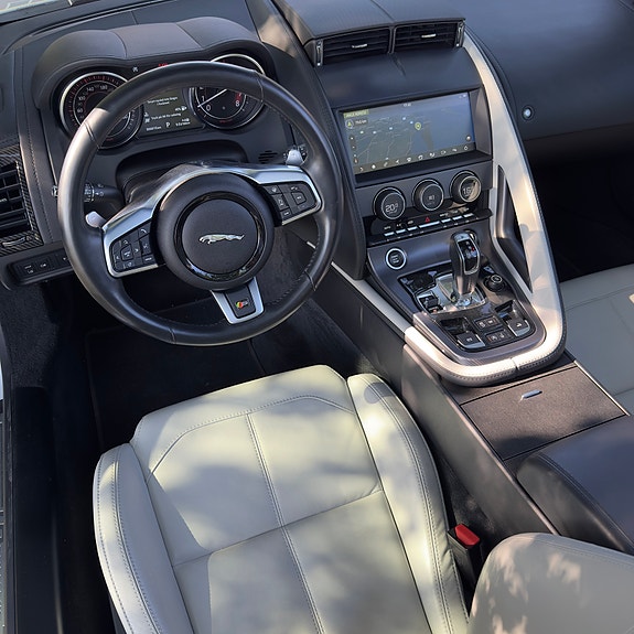 Jaguar F-TYPE 4 of 8