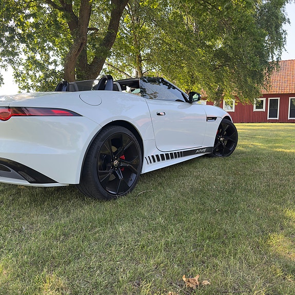Jaguar F-TYPE 2 of 8