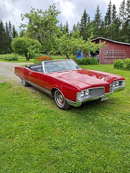 Oldsmobile Ninety Eight 3 of 5