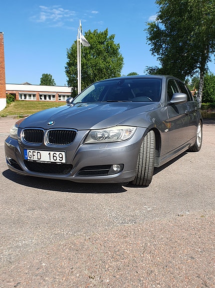 BMW 320i 24 of 30
