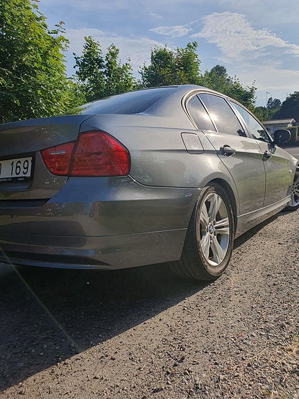 BMW 320i 21 of 30