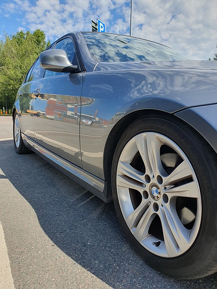 BMW 320i 9 of 30