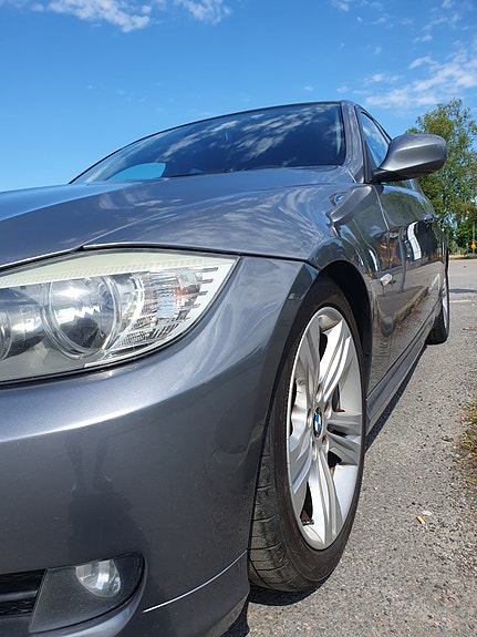 BMW 320i 8 of 30