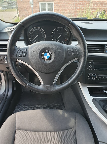 BMW 320i 7 of 30