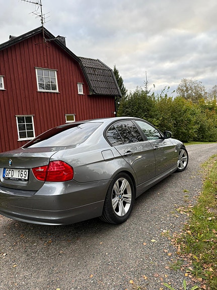 BMW 320i 29 of 30