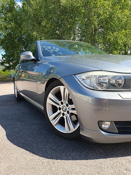 BMW 320i 4 of 5