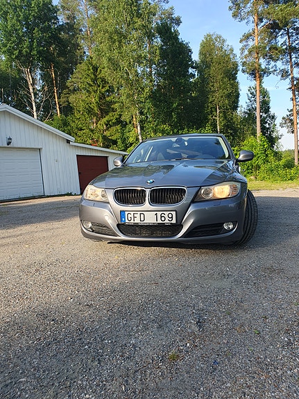 BMW 320i 15 of 30