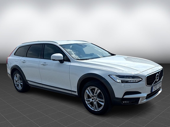 Volvo V90 Cross Country 3 of 5
