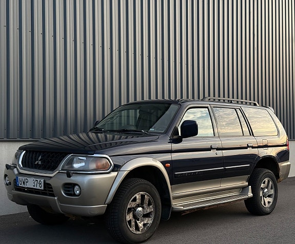 Mitsubishi Pajero 3 of 5