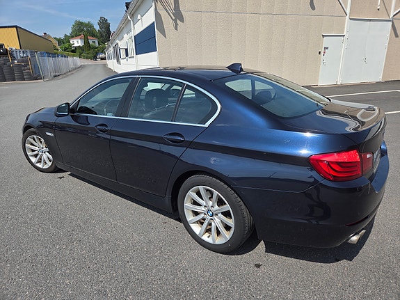 BMW 528i 3 of 5