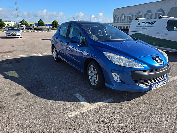 Peugeot 308 2 of 5