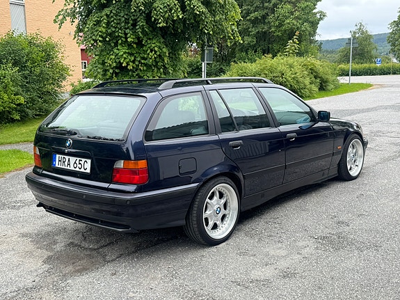 BMW 318i 4 of 5