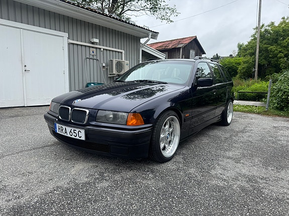 BMW 318i 3 of 5