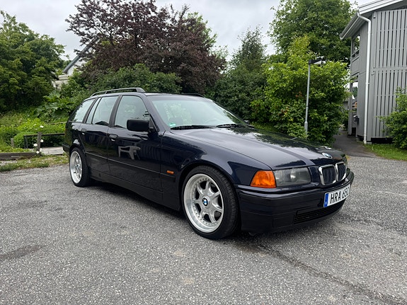 BMW 318i 2 of 5