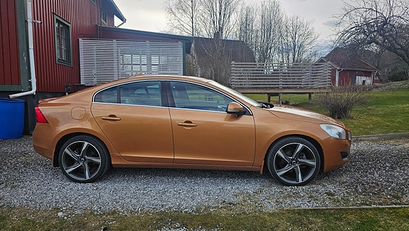 Volvo S60 4 of 5