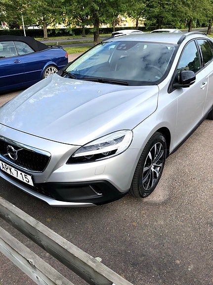 Volvo V40 Cross Country 2 of 5