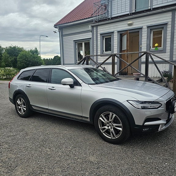 Volvo V90 Cross Country 2 of 5