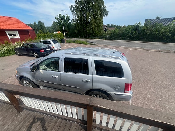 Chrysler Aspen 8 of 27