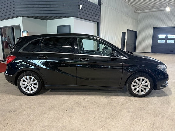 Mercedes-Benz B180 3 of 5