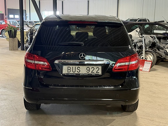 Mercedes-Benz B180 4 of 5