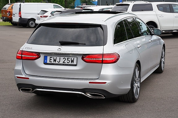 Mercedes-Benz E200 25 of 27