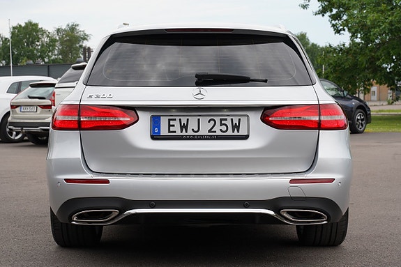 Mercedes-Benz E200 3 of 5