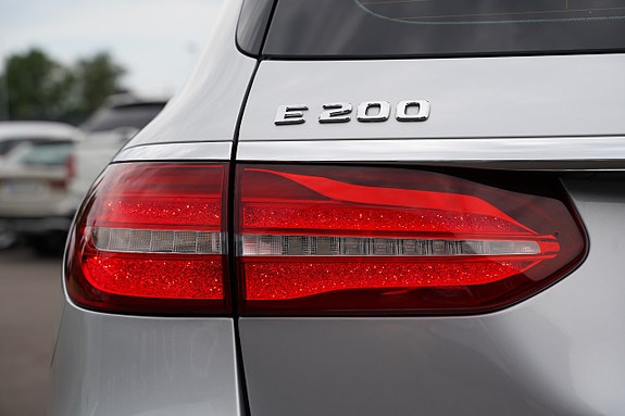 Mercedes-Benz E200 4 of 5