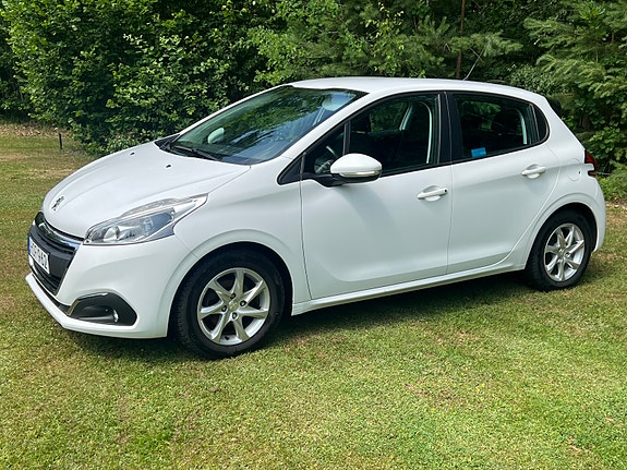 Peugeot 208 2 of 10
