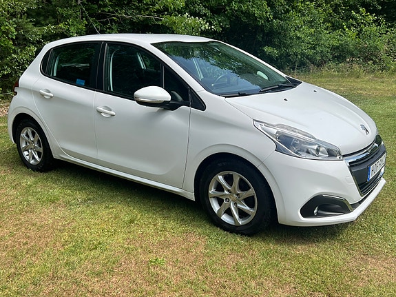 Peugeot 208 3 of 10