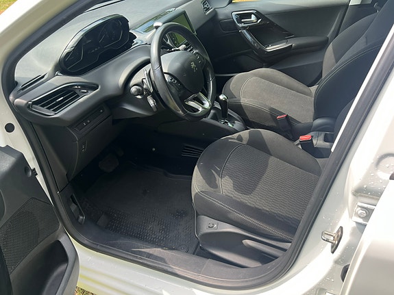 Peugeot 208 8 of 10