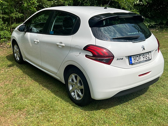 Peugeot 208 4 of 10