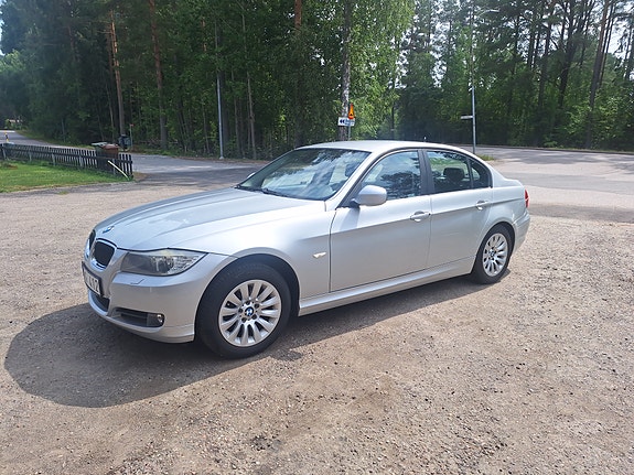 BMW 320i 3 of 5