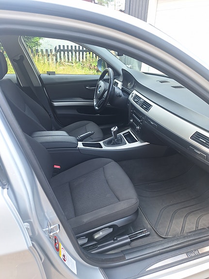 BMW 320i 4 of 5